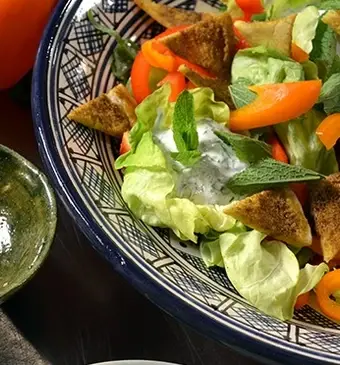 Fattoush (Libanese salade met groente, kruiden en brood)