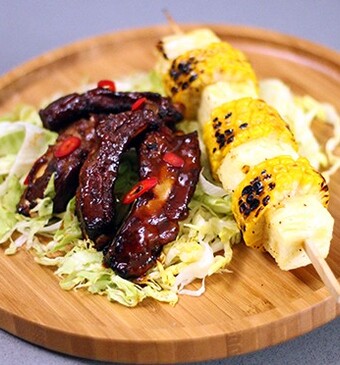 Sweet & spicy cowboy ribs met ananas-maïsspies