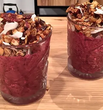 Frozen yoghurt en homemade granola