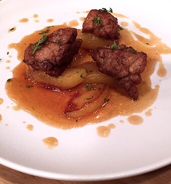 Krokant gebakken kalfszwezerik met appeltjes en truffelsaus