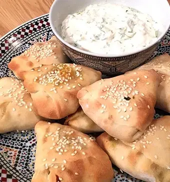 Sambuus met sesamdip (Somalische samosa)