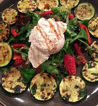 Burrata con zucchine fritte (Gebakken courgettes met burrata)
