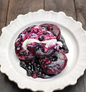 Ontbijtdonuts met honing, blauwe bessen en yoghurt