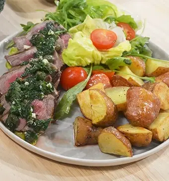 Gegrilde biefstuk met kruidensalsa en aardappeltjes uit de oven