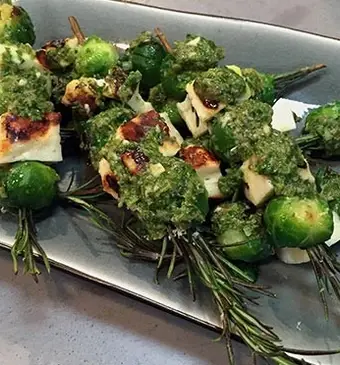 Rozemarijnspiesjes met spruiten en halloumi
