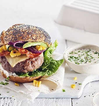 Zomerse hamburgers met avocado, chorizo en oude kaas