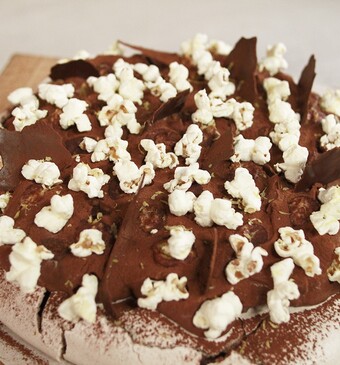 Pavlova met whiskey-chocolademousse en popcorn