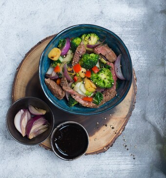 Pepersteakwok met krieltjes, groenten en zwartepepersaus