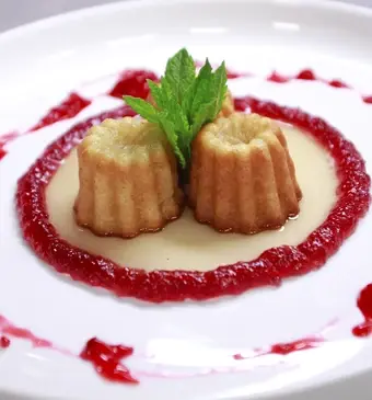 Canelé met kaneelsiroop, aalbessencompote en rodewijngelei