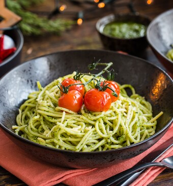 Kerstpasta met hollandse pesto en semi-zongedroogde tomaten