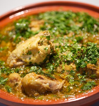 Kip uit de tajine met ras-el-hanoutsaus  & eitjes met za’atar uit de tajine