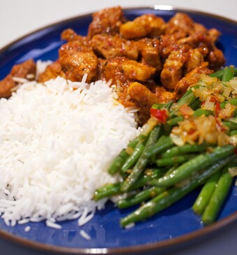 Babi ritja ritja (pittig gestoofd varkensvlees) en snelle sambal goreng boontjes