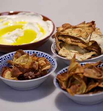 Komijn-, venkel- en flatbreadchips & knoflooklabne-dip