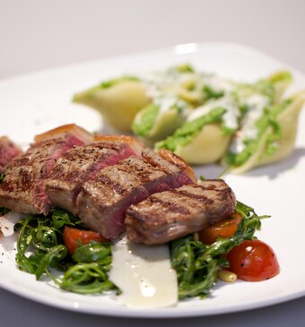 Bistecca ai ferri con conchiglioni al pesto di broccoli (schelpenpasta met broccolipesto en runder entrecote)