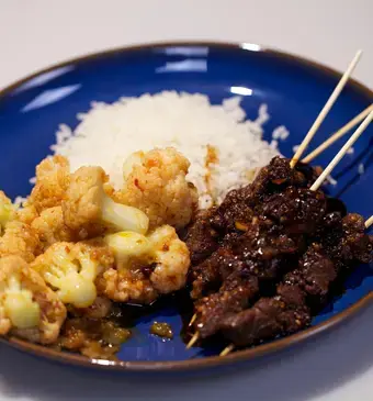 Saté Kambing met sambal goreng bloemkool