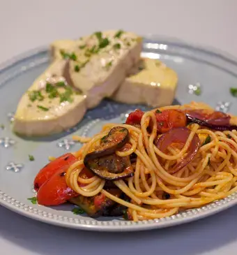 Pesce spada in camicia con frutto della passione e spaghetti con verdure grigliate (gepocheerde zwaardvis met passievrucht en spaghetti met gegrilde groente)