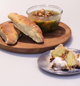 Bouillon met okra's en spekjes uit Suriname en bananas envueltas (bananenpakketjes met stroop)