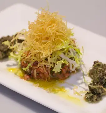 Tartaar van zalm met aubergine “kaviaar”