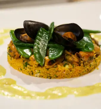 Knapperige groentecouscous met mosselen en kerrie-mosselsaus