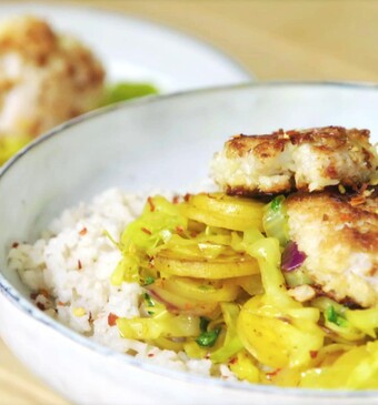 Knapperige kokoskip met currygroenten en zilvervliesrijst	