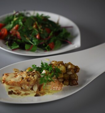 Gegrilde zalm met Hollandaisesaus en pommes carrées