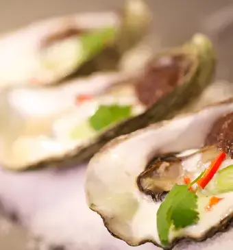 Oosterse oesters met zwarte bonencrème
