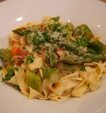 Tagliatelle fresche con asparagi (verse pasta met asperges)