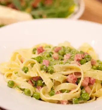 Tagliatelle con panna prosciutto e piselli (pasta met ham en doperwten) & Insalata di rucola & pane con burro