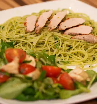 Spaghetti con acciughe e crescione (pasta met waterkers) & Insalata lattuga (salade met veldsla)
