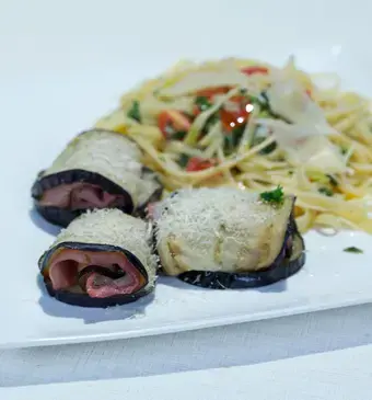 Linguine con erbe miste e pomodorini (pasta met kruiden & tomaatjes) &  Involtini di melanzane (Gerolde aubergine)