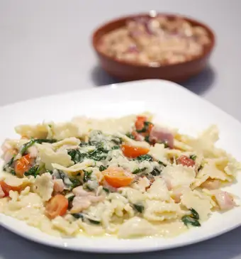 Pasta con spinaci e pancetta con mozzarella (Pasta met spinazie, spek en mozzarella) & Insalata die fagioli e tonno (Salade witte bonen met tonijn)