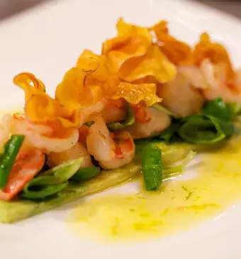 Romige avocado met tijgergarnalen en citrusvinaigrette