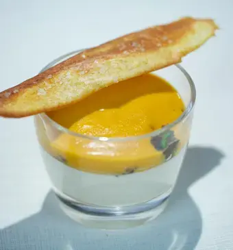 Kruidige karnemelk panna cotta met linzen-saffraancrème