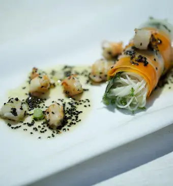Opgerolde noedelsalade met sesamdressing