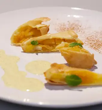 Abrikozen-banaanspringroll met vanille-citroengrassaus