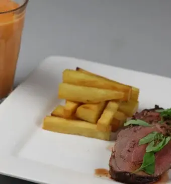 Bout van jong wildzwijn, yamfrieten en papaja frappe