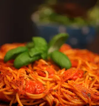 In de pan gebakken spaghettitaart