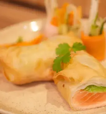 Zalmpakketje met avocado & groenterolletjes