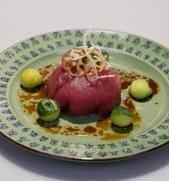 Tonijnbonbon met komkommersalade