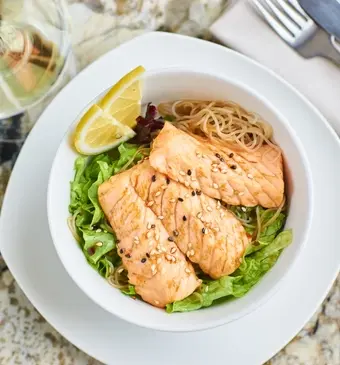 noedels zalm wijn