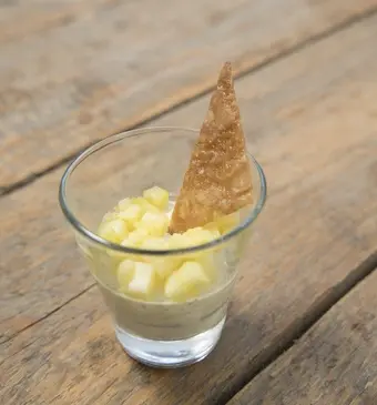 Parfait van maanzaad met granaatappel en ahornsiroopkleetskopjes