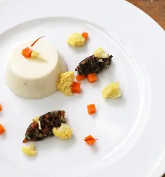 Bloemkool panna cotta, pickles en zwarte olijven