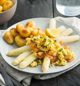 Asperges à la Flamande met gerookte zalm
