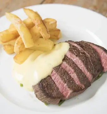 Steak bearnaise met gebakken aardappels en gespleten haricot verts