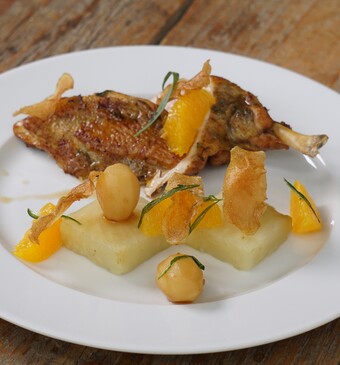 Parelhoen supreme, pommes fondant en gesmoorde knolselderij