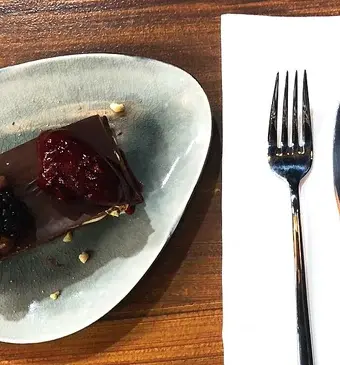Millefoglie met bramen, chocolademousse, sorbet & koffiekrokantje