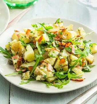 Aardappelsalade met rucola en katenspek