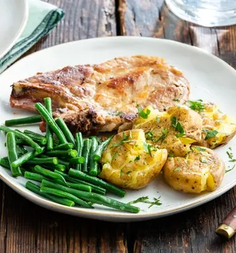 Geprakte aardappel met karbonaadjes en haricot verts