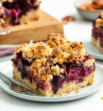 Blauwe bessen crumbletaart met noten