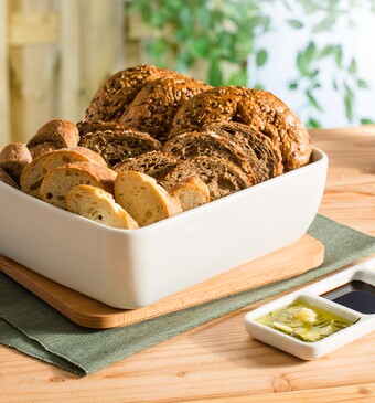 Brood met olijfolie, balsamico azijn en homemade rozemarijn-knoflookolie
